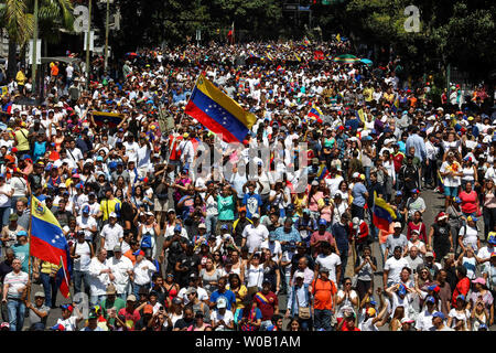 Les partisans du chef de l'opposition vénézuélienne Juan Guaido rassembler à Caracas, le 2 février 2019. Les manifestants vénézuéliens se sont répandus dans les rues de Caracas samedi, avec des drapeaux et des pancartes, de nombreux pour soutenir l'opposition leader Juan Guaido en faveur d'élections démocratiques et d'autres à dos crénelé Président Nicolas Maduro. Photo par Cristian Hernandez/UPI Banque D'Images