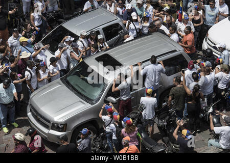 Le chef de l'opposition vénézuélienne et l'auto-proclamé président par intérim Juan Guaido est entouré par des partisans à son arrivée à Caracas, le 4 mars 2019. Le chef de l'opposition du Venezuela Juan Guaido a été attaqué par des partisans, les médias et les ambassadeurs des pays alliés comme il est retourné à Caracas , défiant les menaces d'arrestation du président Nicolas Maduro en guerre. photo par Marcelo Perez/ UPI Banque D'Images