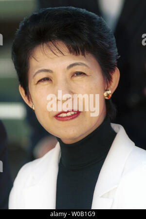 La princesse Takamado du Japon prend dans le collimateur sur le dessus de la montagne Grouse surplombant Vancouver sur le deuxième d'une visite de trois jours, le 08 juin 2004. Les 50 ans, la princesse se rendra à Edmonton, Toronto, Kingston, Ottawa et Charlottetown au cours des deux prochaines semaines commémorant 75 années de relations diplomatiques entre le Canada et le Japon. (Photo d'UPI/H. Ruckemann) Banque D'Images