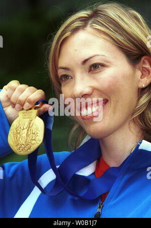 A l'origine a gagné une médaille de bronze dans l'épreuve féminine du ski de fond 5 km de poursuite à l'Jeux olympiques d'hiver de 2002 à Salt Lake, Canada Beckie Scott a reçu la médaille d'argent en juin 2003, et enfin la médaille d'or lors d'une cérémonie à l'extérieur du Vancouver Art Gallery, le 25 juin 2004. Skieuses russes Olga Danilova et Larrissa Lazutina perdu leurs médailles d'or et d'argent comme une conséquence des deux d'être expulsés de la suite de Jeux un résultat de test positif pour une substance interdite dans leur 21 février 2002, des échantillons de dopage. Beckie Scott's gold fait son premier d'Amérique du Nord O Cross-country Banque D'Images