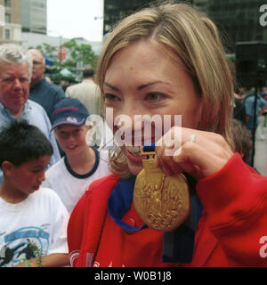 A l'origine a gagné une médaille de bronze dans l'épreuve féminine du ski de fond 5 km de poursuite à l'Jeux olympiques d'hiver de 2002 à Salt Lake, Canada Beckie Scott a reçu la médaille d'argent en juin 2003, et enfin la médaille d'or lors d'une cérémonie à l'extérieur du Vancouver Art Gallery, le 25 juin 2004. Skieuses russes Olga Danilova et Larrissa Lazutina perdu leurs médailles d'or et d'argent comme une conséquence des deux d'être expulsés de la suite de Jeux un résultat de test positif pour une substance interdite dans leur 21 février 2002, des échantillons de dopage. Beckie Scott's gold fait son premier d'Amérique du Nord O Cross-country Banque D'Images