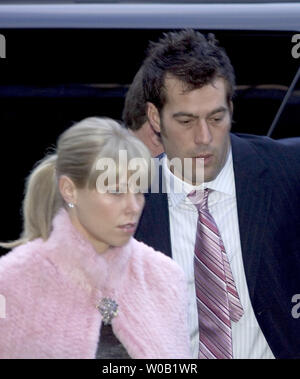 Les Canucks de Vancouver Todd Bertuzzi et épouse Julie arrivent à la Cour provinciale de Vancouver où l'intention de changer son Bertuzzi précédemment plaidé non coupable de voies de fait causant des lésions corporelles à Colorado's Steve Moore à un plaidoyer de culpabilité et en échange probablement une libération conditionnelle, le 22 décembre 2004. (Photo d'UPI/Heinz Ruckemann) Banque D'Images