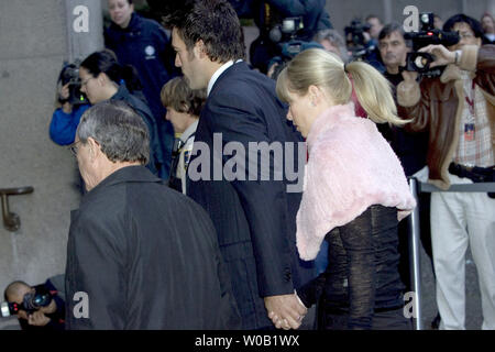 Les Canucks de Vancouver Todd Bertuzzi et épouse Julie et avocat Len Doust (L) passer devant médias à la Cour provinciale de Vancouver où l'intention de changer son Bertuzzi précédemment plaidé non coupable de voies de fait causant des lésions corporelles à Colorado's Steve Moore à un plaidoyer de culpabilité et en échange probablement une libération conditionnelle, le 22 décembre 2004. (Photo d'UPI/Heinz Ruckemann) Banque D'Images