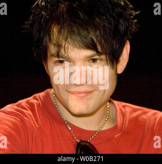 SUM 41, l'homme avant 25 ans, Deryck Whibley, montré à la cérémonie de remise des prix Juno à Winnipeg, Manitoba, le 02 avril 2005, a proposé à ses collègues chanteuse canadienne Avril Lavigne au cours de la dernière semaine. Selon 'Us Weekly" les deux sont engagés à se marier et ont déjà acheté une maison à Los Angeles l'année dernière. (Photo d'UPI/Heinz Ruckemann) Banque D'Images