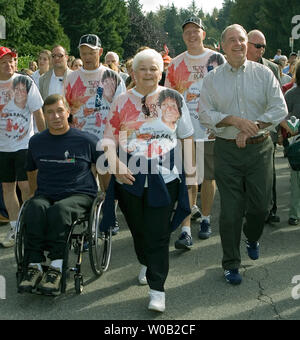 Le premier ministre du Canada, Paul Martin (r) rejoint le début du 25e anniversaire de la course Terry Fox dirigée par Terry Fox la mère de Betty (centre) et 'l'Homme en mouvement' Rick Hansen (l) à Port Coquitlam près de Vancouver (Colombie-Britannique), le 18 septembre 2005. L 'Run' est le cancer research fund raising héritage de Terry Fox, qui's Cross Canada terminé le marathon de l'espoir à Thunder Bay (Ontario) 25 ans auparavant. (Photo d'UPI/Heinz Ruckemann) Banque D'Images