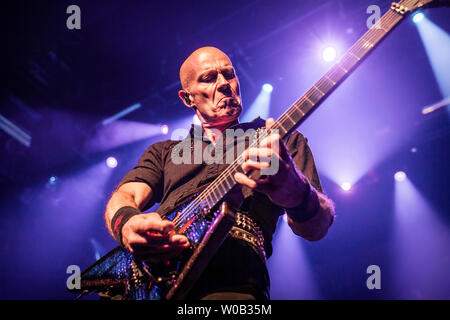 Oslo, Norvège. 26 Juin, 2019. Oslo, Norvège - le 26 juin 2019. Le groupe de heavy metal allemand accepter effectue un concert live à l'Opéra National et du ballet à Oslo dans le cadre de l'ouverture pour montrer le festival de musique norvégienne de tonnes de 2019. Ici le guitariste Wolf Hoffmann est vu sur scène. (Photo crédit : Gonzales Photo/Alamy Live News Banque D'Images