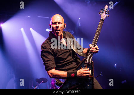 Oslo, Norvège. 26 Juin, 2019. Oslo, Norvège - le 26 juin 2019. Le groupe de heavy metal allemand accepter effectue un concert live à l'Opéra National et du ballet à Oslo dans le cadre de l'ouverture pour montrer le festival de musique norvégienne de tonnes de 2019. Ici le guitariste Wolf Hoffmann est vu sur scène. (Photo crédit : Gonzales Photo/Alamy Live News Banque D'Images