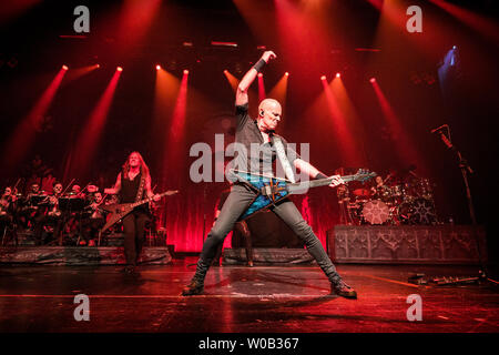 Oslo, Norvège. 26 Juin, 2019. Oslo, Norvège - le 26 juin 2019. Le groupe de heavy metal allemand accepter effectue un concert live à l'Opéra National et du ballet à Oslo dans le cadre de l'ouverture pour montrer le festival de musique norvégienne de tonnes de 2019. Ici le guitariste Wolf Hoffmann est vu sur scène. (Photo crédit : Gonzales Photo/Alamy Live News Banque D'Images