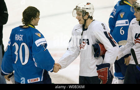 Bobby Ryan du Team USA, serre la main avec l'équipe de Finlande Tuukka Rask gardien après la Finlande remporte la médaille de bronze sur les USA dans le championnat du monde junior de hockey à la GM Place de Vancouver, le 05 janvier 2006. (Photo d'UPI/Heinz Ruckemann) Banque D'Images