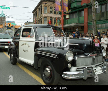 Un service de police de Vancouver vintage voiture de police se joint au chinois (Nouvel An lunaire) défilé serpentant à travers le quartier chinois de Vancouver, le 29 janvier 2006. Des dizaines de milliers de spectateurs assistent à la parade à Vancouver qui possède l'une des plus importantes communautés chinoises en Amérique du Nord. (Photo d'UPI/Heinz Ruckemann) Banque D'Images