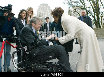 La Gouverneure générale du Canada Michaelle Jean arrive à l'Hôtel de Ville de Vancouver pour rencontrer le maire Sam Sullivan (dans whhelchair) et de dévoiler l'original du drapeau olympique d'hiver, le 9 mars 2006. Vancouver est la ville hôte des Jeux Olympiques d'hiver de 2010. (Photo d'UPI/Heinz Ruckemann) Banque D'Images