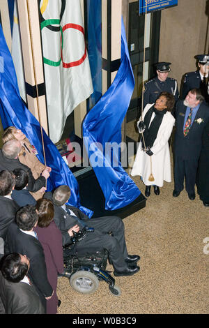 La Gouverneure générale du Canada Michaelle Jean (R) arrive à l'Hôtel de Ville de Vancouver pour rencontrer le maire Sam Sullivan (en fauteuil roulant) et de dévoiler l'original du drapeau olympique d'hiver, le 9 mars 2006. Vancouver est la ville hôte des Jeux Olympiques d'hiver de 2010. (Photo d'UPI/Heinz Ruckemann) Banque D'Images