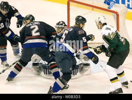 Les Canucks de Vancouver Mattias Ohlund # 2, Ryan Kesler (L) et le gardien Alex Auld essayer de dégager la rondelle comme visitant Dallas Stars Jason Arnott # 44 tente de passer au-delà de Bryan Allen Canucks durant la première période d'une partie de la LNH à Vancouver's Place GM, le 11 mars 2006. Dallas 2-1 sur Vancouver. (Photo d'UPI/Heinz Ruckemann) Banque D'Images