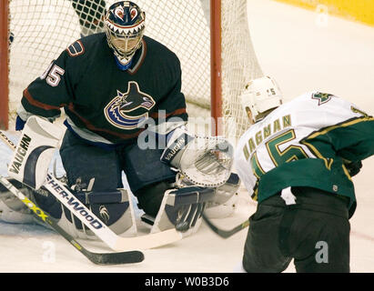 Le gardien des Canucks de Vancouver Alex Auld prend un bâton enregistrer sur un tir au but en visitant Dallas Stars Niklas Hagman durant la troisième période d'une partie de la LNH à Vancouver's Place GM, le 11 mars 2006. Dallas sur Vancouver 2-1. (Photo d'UPI/Heinz Ruckemann) Banque D'Images