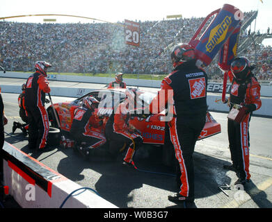 The Home Depot Chevrolet pit crew travaux sur la voiture de Tony Stewart au cours d'une grande prudence dans l'DIRECTV 500 NASCAR Nextel Cup Series Martinsville Speedway à la course de Martinsville, Virginie le 31 mars 2006. Stewart a remporté la course. (Photo d'UPI/Nell Redmond) Banque D'Images