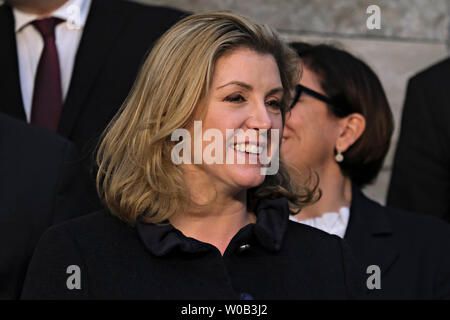 Bruxelles, Belgique. 27 juin 2019. Le Secrétaire à la défense britannique Penny Mordaunt lors d'une photo de famille sur le côté de ministres de la défense de l'OTAN réunion. Credit : ALEXANDROS MICHAILIDIS/Alamy Live News Banque D'Images