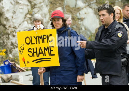 La police arrête un manifestant à la réfection de la route des falaises Johnson Pueblo blocus dans West Vancouver (Colombie-Britannique), le 25 mai 2006. A plus d'un mois, la construction de la route à travers les terres écologiquement sensibles par l'entreprise américaine Peter Kiewit Sons fait partie d'un projet visant à améliorer l'autoroute Sea-to-Sky à temps pour les Jeux Olympiques d'hiver de 2010. (Photo d'UPI/Heinz Ruckemann) Banque D'Images