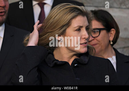 Bruxelles, Belgique. 27 juin 2019. Le Secrétaire à la défense britannique Penny Mordaunt lors d'une photo de famille sur le côté de ministres de la défense de l'OTAN réunion. Credit : ALEXANDROS MICHAILIDIS/Alamy Live News Banque D'Images