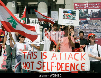 Mars manifestants pour la paix à Vancouver, C.-B. le 22 juillet 2006. Les manifestants, en colère contre le premier ministre canadien Stephen Harper a paraître pro position israélienne sur le conflit entre Israël et Hezbolllah au Liban, veulent que le bombardement des deux côtés pour s'arrêter. Ce rallye est une des nombreuses tenues à travers le Canada. (Photo d'UPI/Heinz Ruckemann) Banque D'Images