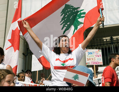 Mars manifestants pour la paix à Vancouver, C.-B. le 22 juillet 2006. Les manifestants, en colère contre le premier ministre canadien Stephen Harper a paraître pro position israélienne sur le conflit entre Israël et Hezbolllah au Liban, veulent que le bombardement des deux côtés pour s'arrêter. Ce rallye est une des nombreuses tenues à travers le Canada. (Photo d'UPI/Heinz Ruckemann) Banque D'Images