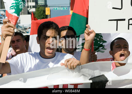 Mars manifestants pour la paix à Vancouver, C.-B. le 22 juillet 2006. Les manifestants, en colère contre le premier ministre canadien Stephen Harper a paraître pro position israélienne sur le conflit entre Israël et Hezbolllah au Liban, veulent que le bombardement des deux côtés pour s'arrêter. Ce rallye est une des nombreuses tenues à travers le Canada. (Photo d'UPI/Heinz Ruckemann) Banque D'Images
