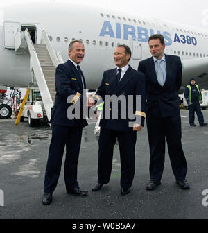 Les pilotes d'essai expérimental, le Capitaine Frank Chapman (L., Britannique) et le capitaine Guy Magrin (Français) félicite l'autre côté de Marketing Manager Corrin Higgs (British) après l'atterrissage le plus gros avion commercial de 555 places l'Airbus A380 sur l'annexe après un vol de Sydney, Australie, à l'aéroport, l'Aéroport International de Vancouver à Vancouver, Colombie-Britannique, le 29 novembre 2006. Alimenté par quatre moteurs Rolls Royce Trent 900 l'A380 fait son unique arrêt en Amérique du Nord et termine les exercices de vérification des itinéraires techniques à la fin de la dernière étape à home base à Toulouse, France. Banque D'Images