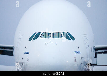 Le plus gros avion commercial de 555 places l'Airbus A380 arrive sur l'annexe, sans escale de Sydney, en Australie, à l'atterrissage à l'aéroport, l'Aéroport International de Vancouver à Vancouver, Colombie-Britannique, le 29 novembre 2006. Alimenté par quatre moteurs Rolls Royce Trent 900 l'A380 fait son unique arrêt en Amérique du Nord et termine les exercices de vérification des itinéraires techniques à la fin de la dernière étape à home base à Toulouse, France. (Photo d'UPI/Heinz Ruckemann) Banque D'Images