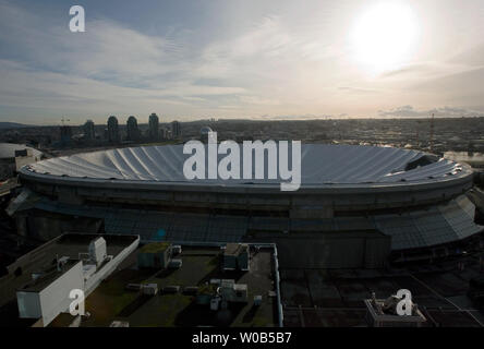 Une tempête de vent vendredi après-midi, le 5 janvier, déchire le tissu social du toit du Stade BC Place, obligeant le personnel à dégonfler le dôme pressurisé comme vu à la sud-est le matin suivant, le 6 janvier 2007. BC Place Stadium est le domicile de l'équipe de football de la LCF Les Lions de la Colombie-Britannique, a accueilli le récent concert des Rolling Stones et est le lieu de la Colombie-Britannique, Vancouver 2010 Jeux Olympiques d'hiver cérémonie d'ouverture. (Photo d'UPI/Heinz Ruckemann) Banque D'Images