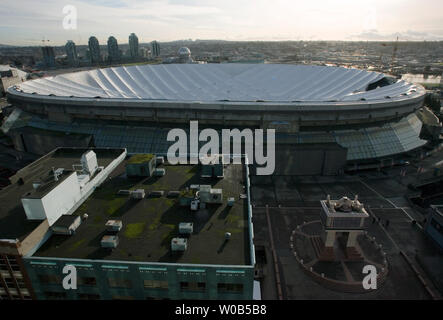 Une tempête de vent vendredi après-midi, le 5 janvier, déchire le tissu social du toit du Stade BC Place, obligeant le personnel à dégonfler le dôme pressurisé comme vu à la sud-est le matin suivant, le 6 janvier 2007. BC Place Stadium est le jeu d'accueil lieu de la LCF L'équipe de football des Lions de la Colombie-Britannique, a accueilli le récent concert des Rolling Stones et est le lieu de la Colombie-Britannique, Vancouver 2010 Jeux Olympiques d'hiver cérémonie d'ouverture. (Photo d'UPI/Heinz Ruckemann) Banque D'Images