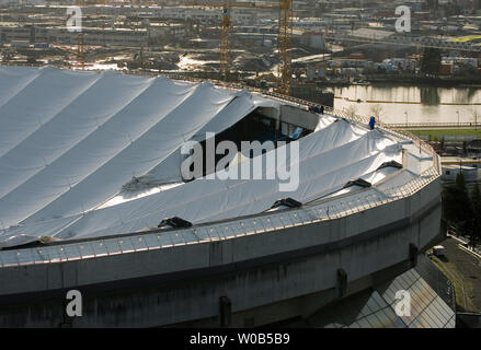 Une tempête de vent vendredi après-midi, le 5 janvier, déchire le tissu social du toit du Stade BC Place, obligeant le personnel à dégonfler le dôme pressurisé comme vu à la sud-est le matin suivant, le 6 janvier 2007. BC Place Stadium est le domicile de l'équipe de football de la LCF Les Lions de la Colombie-Britannique, a accueilli le récent concert des Rolling Stones et est le lieu de la Colombie-Britannique, Vancouver 2010 Jeux Olympiques d'hiver cérémonie d'ouverture. (Photo d'UPI/Heinz Ruckemann) Banque D'Images