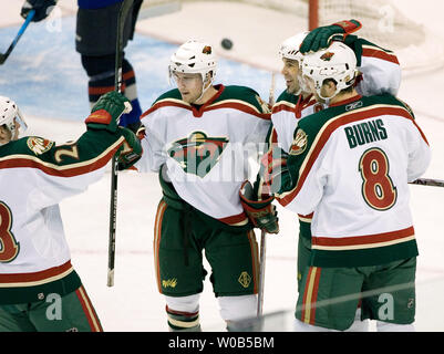 Minnesota Wild Todd White (L., aider) et Pierre-Marc Bouchard (centre) et Brent Burns # 8 célébrer Brian Rolston (dos, R.) but contre les Canucks de Vancouver au cours de la première période à la GM Place de Vancouver, le 11 janvier 2007. Le Wild a gagné 5-2. (Photo d'UPI/Heinz Ruckemann) Banque D'Images