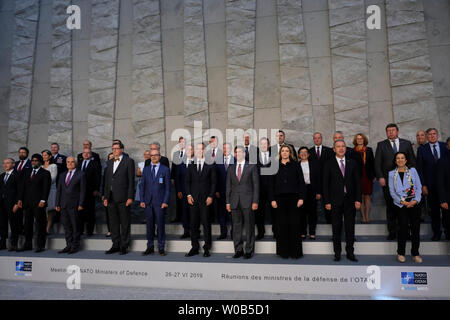 Bruxelles, Belgique. 27 juin 2019. Photo de famille de la réunion des ministres de la défense de l'OTAN participants. Credit : ALEXANDROS MICHAILIDIS/Alamy Live News Banque D'Images