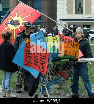 Des manifestants anti-pauvreté, font leurs pancartes après avoir protesté le dévoilement officiel de l'olympique d'hiver de Vancouver à la Art Gallery de Vancouver (Colombie-Britannique) le 12 février 2007. Ils sont mécontents de l'augmentation du nombre de sans-abri en raison de la perte de logement à prix abordable à Vancouver en partie à cause des Jeux Olympiques de 2010. (Photo d'UPI/Heinz Ruckemann) Banque D'Images