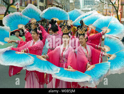 Les spectacles de danse du ventilateur dans le quartier chinois pour le Nouvel An chinois défilé pour célébrer l'année du sanglier à Vancouver, C.-B., le 18 février 2007. La foule de dizaines de milliers de personnes se rassemblent pour cet événement. (Photo d'UPI/Heinz Ruckemann) Banque D'Images