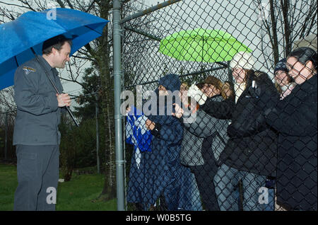 Au cours de sa pause déjeuner, Stargate Atlantis L'acteur David Hewlett (Dr. Rodney McKay) parle de fans grâce à l'escrime à Bridge Studios près de Vancouver, Colombie-Britannique, le 22 mars 2007. Les fans veulent que le Dr Carson Beckett caractère écossais joué par les autochtones et de l'Écosse Paul McGillon ramené à la vie dans le le populaire série Science-fiction Stargate Atlantis. (Photo d'UPI/Heinz Ruckemann) Banque D'Images