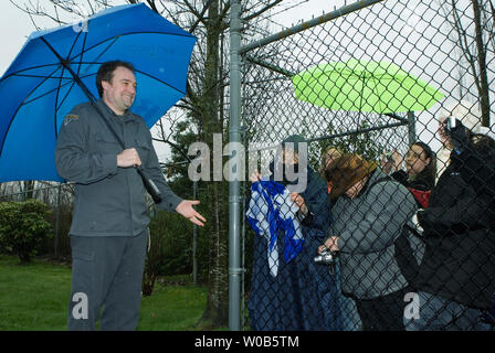 Au cours de sa pause déjeuner, Stargate Atlantis L'acteur David Hewlett (Dr. Rodney McKay) parle de fans grâce à l'escrime à Bridge Studios près de Vancouver, Colombie-Britannique, le 22 mars 2007. Les fans veulent que le Dr Carson Beckett caractère écossais joué par les autochtones et de l'Écosse Paul McGillon ramené à la vie dans le le populaire série Science-fiction Stargate Atlantis. (Photo d'UPI/Heinz Ruckemann) Banque D'Images