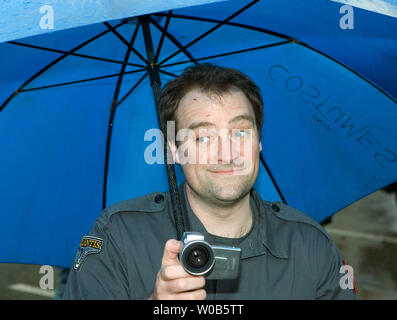 Au cours de sa pause déjeuner, Stargate Atlantis L'acteur David Hewlett (Dr. Rodney McKay) prend des photos de fans grâce à l'escrime à Bridge Studios près de Vancouver, Colombie-Britannique, le 22 mars 2007. Les fans veulent que le Dr Carson Beckett caractère écossais joué par les autochtones et de l'Écosse Paul McGillon ramené à la vie dans le le populaire série Science-fiction Stargate Atlantis. (Photo d'UPI/Heinz Ruckemann) Banque D'Images