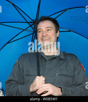 Au cours de sa pause déjeuner, Stargate Atlantis L'acteur David Hewlett (Dr. Rodney McKay) parle de fans grâce à l'escrime à Bridge Studios près de Vancouver, Colombie-Britannique, le 22 mars 2007. Les fans veulent que le Dr Carson Beckett caractère écossais joué par les autochtones et de l'Écosse Paul McGillon ramené à la vie dans le le populaire série Science-fiction Stargate Atlantis. (Photo d'UPI/Heinz Ruckemann) Banque D'Images