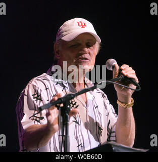 Bruce Johnston des Beach Boys se produit en concert à l'Boulevard Casino près de Vancouver (Colombie-Britannique), le 20 avril 2007. (Photo d'UPI/Heinz Ruckemann) Banque D'Images