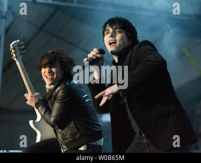 Le chanteur Gerard Way (R) et le guitariste Frank Iero effectuer avec leur groupe My Chemical Romance à l'inaugural Virgin Rock Festival à l'Université de British Columbia's Thunderbird Stadium de Vancouver (Colombie-Britannique), le 20 mai 2007. (Photo d'UPI/Heinz Ruckemann) Banque D'Images