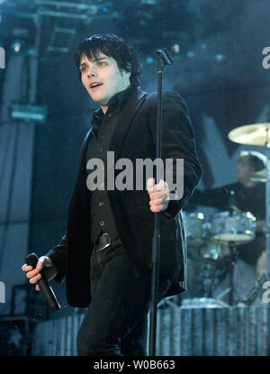 Le chanteur Gerard Way effectue avec son groupe My Chemical Romance à l'inaugural Virgin Rock Festival à l'Université de British Columbia's Thunderbird Stadium de Vancouver (Colombie-Britannique), le 20 mai 2007. (Photo d'UPI/Heinz Ruckemann) Banque D'Images