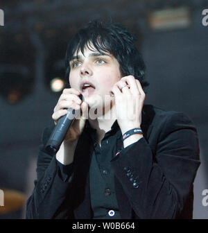 Le chanteur Gerard Way effectue avec son groupe My Chemical Romance à l'inaugural Virgin Rock Festival à l'Université de British Columbia's Thunderbird Stadium de Vancouver (Colombie-Britannique), le 20 mai 2007. (Photo d'UPI/Heinz Ruckemann) Banque D'Images