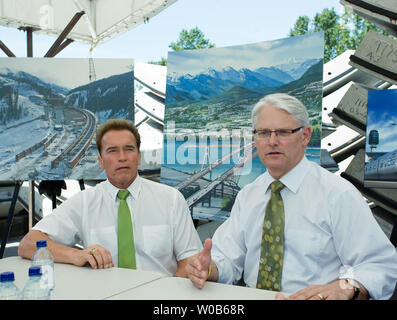 La Colombie-Britannique (C.-B.) Le Premier ministre Gordon Campbell (R) et du gouverneur de Californie Arnold Schwarzenegger comparer plusieurs méga-projets dans la phase de conception pour l'avenir de la construction dans la province dans un site de construction Canada Line à Vancouver, C.-B., le 31 mai 2007. (Photo d'UPI/Heinz Ruckemann) Banque D'Images