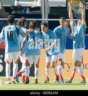 (L-R) de l'Uruguay Luis Suarez, Martin Caceres, Damian Suarez, Gerardo Vonder Putten, Hugo Arismendi célébrer coéquipier Edison Cavani (R) but contre la Jordanie au cours du premier semestre de 2007 une Coupe du Monde U-20 de la FIFA match de football au stade Swangard de Burnaby (Colombie-Britannique) le 4 juillet 2007. La Jordanie a battu l'Uruguay 1-0. (Photo d'UPI/Heinz Ruckemann) Banque D'Images
