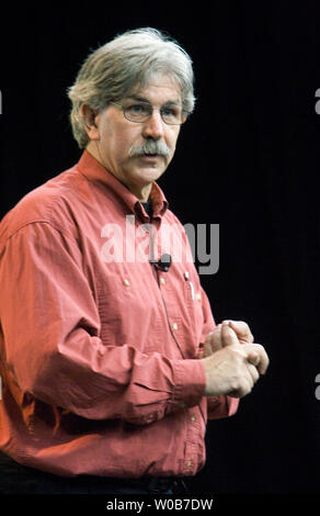 Écologiste, journaliste et co-fondateur de Greenpeace International, Rex Weyler discute comment nous peut avoir un impact sur l'orientation de la société en réponse aux exigences écologiques à l'inaugural Green Living Show qui s'ouvre au BC Place à Vancouver, Colombie-Britannique Le 29 février 2008. Le spectacle passe par la fin de semaine. (Photo d'UPI / Heinz Ruckemann) Banque D'Images