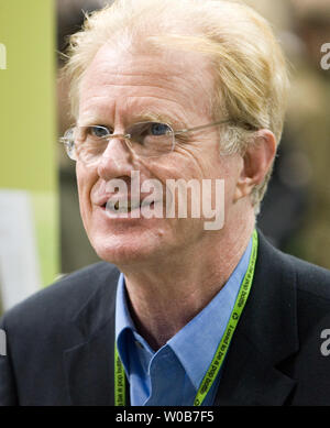 L'acteur et activiste Ed Begley Jr. signe des exemplaires de son nouveau livre "Vivre comme Ed : Un Guide pour l'Eco Life' après avoir donné une conférence sur les choses simples de la vie quotidienne qu'il a fait qui sont écologiques autant qu'économiques à l'inaugural Green Living Show au BC Place à Vancouver (Colombie-Britannique) le 1 mars 2008. Le spectacle passe par la fin de semaine. (Photo d'UPI / Heinz Ruckemann) Banque D'Images