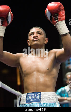 La Colombie-Britannique Joel Julio de Miami, Floride célèbre sa victoire sur USA's Ishe Smith de Las Vegas, Nevada dans la dizaine de tables rondes au cours de l'événement principal de poids moyen de Jr. Rumble à la Rock IV au River Rock Casino près de Vancouver (Colombie-Britannique), le 30 avril 2008. Le quatrième rang Julio gagne une décision unanime dans sa lutte qui a été retransmis en direct sur ESPN's 'mercredi Night Fights.' (UPI/Photo Heinz Ruckemann) Banque D'Images