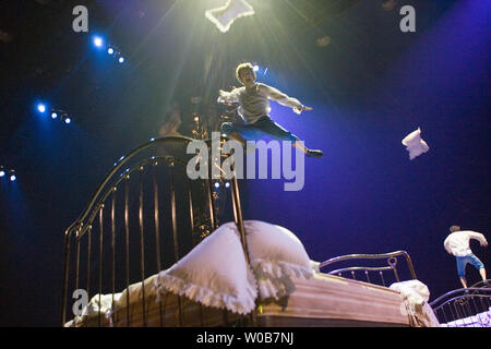 Acrobates à réaliser dans les lits qui rebondit en routine de Corteo du Cirque du Soleil au cours de la répétition générale du spectacle Corteo pour exécuter une semaine à Vancouver (Colombie-Britannique), le 11 juin 2008. (Photo d'UPI/Heinz Ruckemann) Banque D'Images