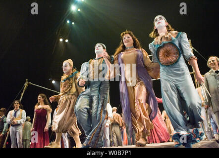 Le cast Take a bow à la fin du Cirque du Soleil, Corteo répétition générale du spectacle Corteo pour exécuter une semaine à Vancouver (Colombie-Britannique), le 11 juin 2008. (Photo d'UPI/Heinz Ruckemann) Banque D'Images