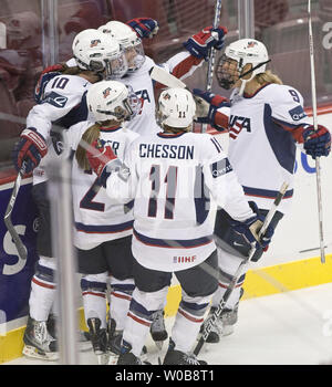 L'équipe américaine célébrer après USA's Meghan Duggan (# 10) marque le premier but contre l'équipe Finlande au cours de la première période de Coupe Canada de hockey demi finale au GM Place à Vancouver, Colombie-Britannique, le 5 septembre 2009. Duggan mener son équipe à une victoire de 4-0 avec un tour du chapeau. UPI /Heinz Ruckemann Banque D'Images